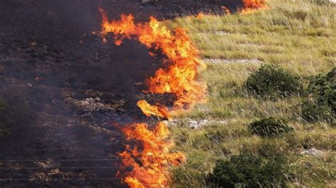 El fuego no da tregua en el Mediterráneo cerca de 50 muertos en los