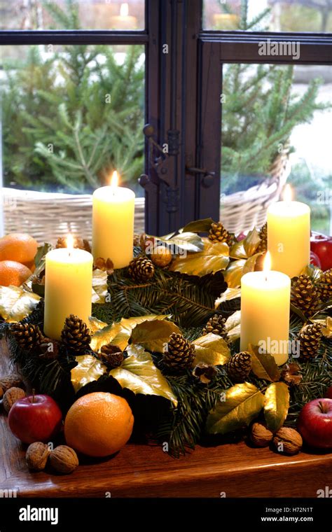 Advent wreath, four candles, fourth Sunday of Advent Stock Photo - Alamy