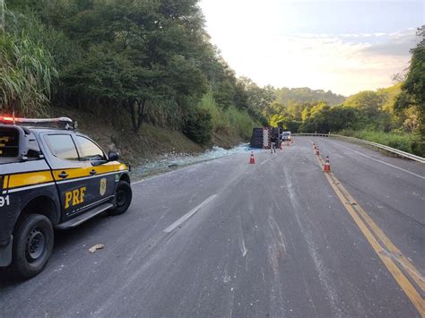 Carreta Carga De Vidro Tomba E Fere Motorista Na BR 393 Em Barra