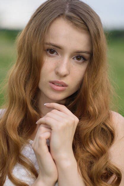 Portrait D Une Belle Jeune Fille Rousse Dans La Nature Photo Premium