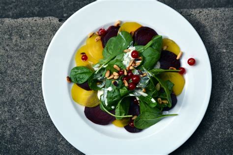 Carpaccio Von Der Gelben Roten Beete Mit Blattspinat Johannisbeeren