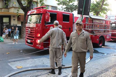 Rj Inc Ndio Atinge Pr Dio Em Copacabana E Assusta Moradores