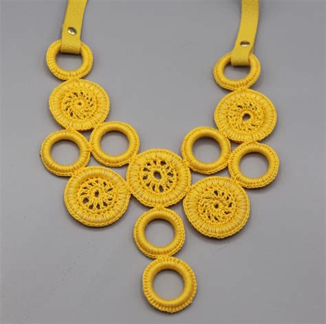 Collier Plastron au Crochet Ondine Jaune Foncé Maroquinerie Chic