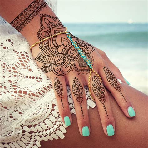 Modern Henna Tattoos for the Bride | Arabia Weddings