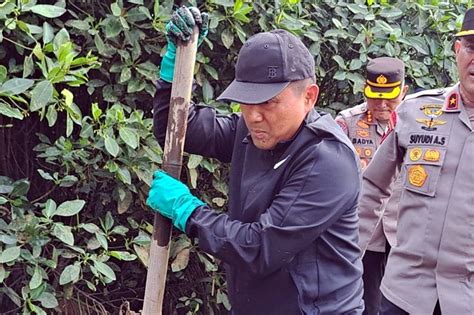 Bersihkan Sampah Kapolda Metro Ajak Masyarakat Jaga Fungsi Hutan