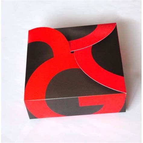 Boîte Cadeau Guess G By Guess En Papiercarton Rouge Rouge Et Gris