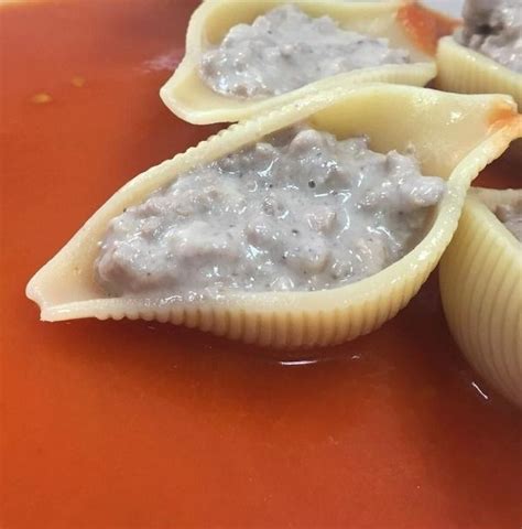 Conchiglioni In Rosso Con Rag Bianco E Duxelles Di Funghi Del