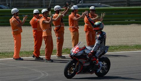 Lorenzo Savadori E Aprilia RSV4 Conquistano Il Titolo Superstock 1000