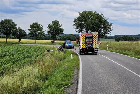 Unfall Auf S Pkw Berschl Gt Sich Und Bleibt Auf Dach Liegen