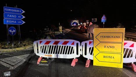 Urbino Scontro Tra Pullman E Ambulanza In Galleria Morti E Feriti