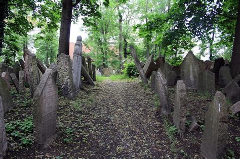 Premium Photo | Prague jewish cemetery