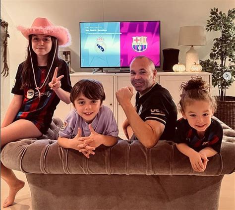 Andr S Iniesta Y Anna Ortiz Tienen A Su Quinto Hijo Una Ni A De Nombre