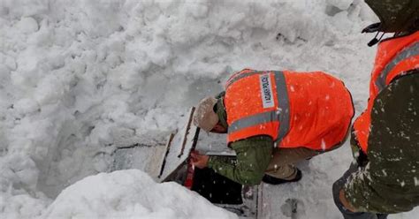 Video Five Vehicles Buried Under Snow After Avalanche Hits Near Zojila