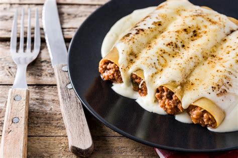 Canelones De Carne Bechamel