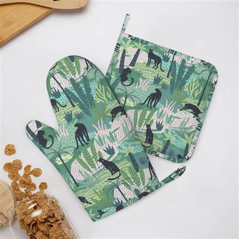 Znduo Non Slip Cooking Oven Gloves Green Jungle Animal Doodle Art