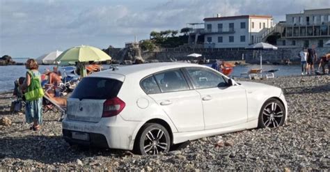 Parcheggia La Bmw In Spiaggia E La Lascia A Fare Lalba In Riva Al