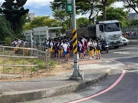 淡水竹圍高中校車停駛 學生塞馬路等公車 議員促改善 生活 中時