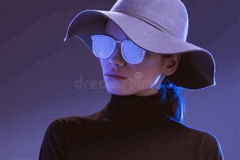 Mujer Hermosa Joven Que Lleva El Sombrero De Ala Ancha Y Las Gafas De