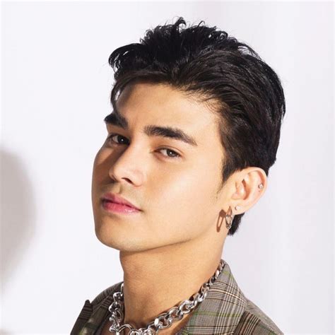 Filipino artist Iñigo Pascual to star in Foxs new musical series Showbiz