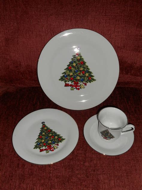 Local Pickup Only CHRISTMAS Collection FINE CHINA 16 Piece Dinnerware