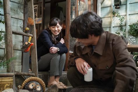 連続テレビ小説「舞いあがれ！」第85話。『デラシネ』にて。梅津貴司（赤楚衛二・右）と話しをする岩倉舞（福原遥）（c）nhk ― スポニチ