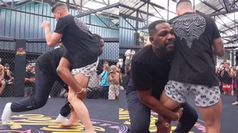 UFC Jon Jones démontre ses talents de lutte en Thaïlande Espace Martial