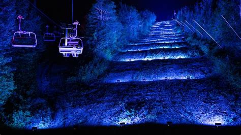 Le Massif De Charlevoix Sillumine Pour Le Vol De Loiseau M Canique