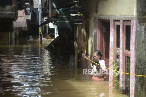 Kali Ciliwung Meluap Kawasan Kebon Pala Terendam Banjir Republika Online