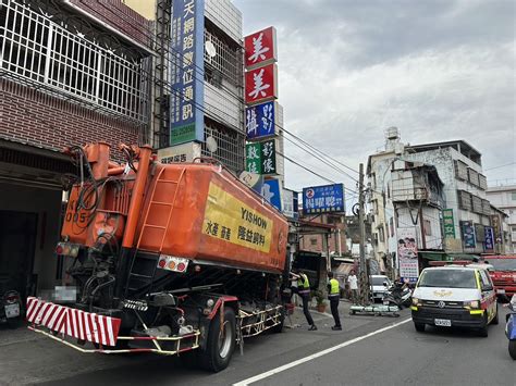 芬園鄉飼料車失控撞民宅！一轎車兩輛機車損毀