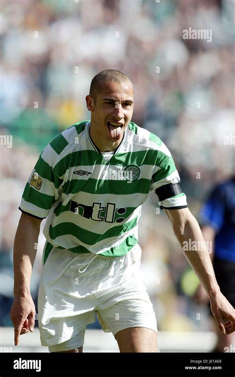 HENRIK LARSSON GLASGOW CELTIC FC CELTIC PARK GLASGOW 06 April 2002 Stock Photo - Alamy