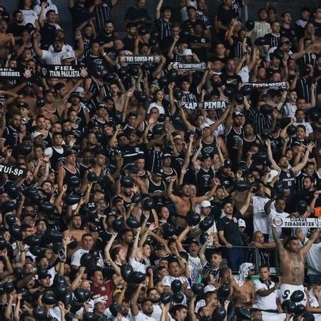 Torcida Do Corinthians Encara Tempestade Para Embalar O Time No D Rbi