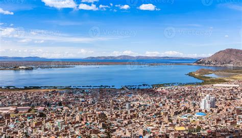 Panorama De La Ciudad Peruana De Puno Y El Lago Titicaca Per