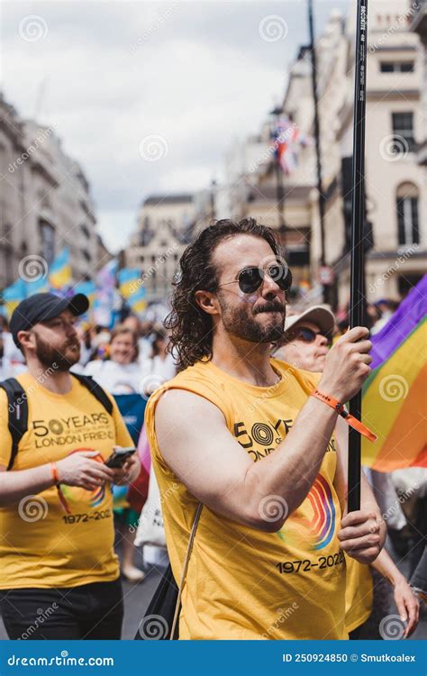 Gente Con Banderas Y Carteles Celebrando El Desfile Del Orgullo Londres