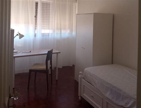 Quarto Individual A Menina Estudante Universitaria No Porto Bquarto