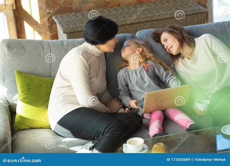 Feliz Familia Amorosa Abuela Madre E Hija Pasan Tiempo Juntos Imagen