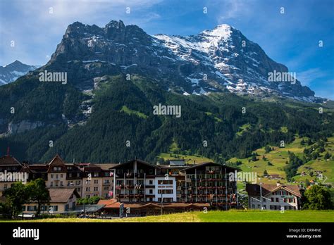 La Ville De Grindelwald Sous L Eiger Face Nord De La Montagne Dans Les