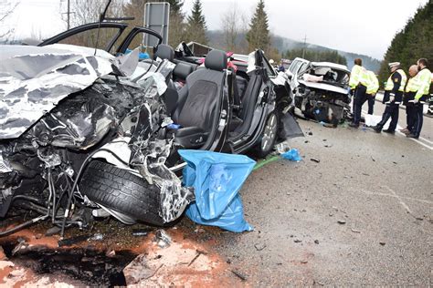 Titisee Neustadt Zwei Tote Bei Schwerem Unfall Auf B