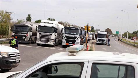 Corte de Ruta 22 en Senillosa liberaron el tránsito a la espera de una