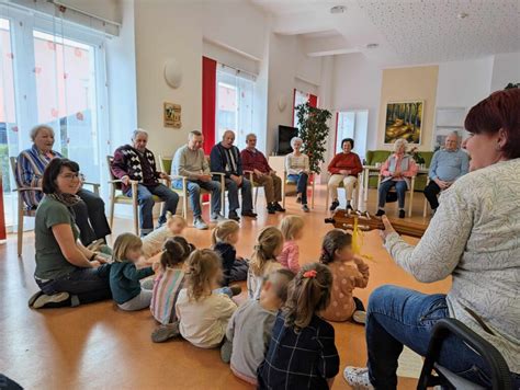 Emsiger Bienen Besuch In Der Tagespflege AWO Kreisverband Saalfeld