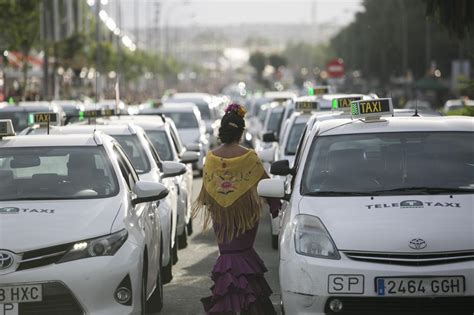 Una Carpa En La Portada De Taxis De La Contraportada De La Feria De