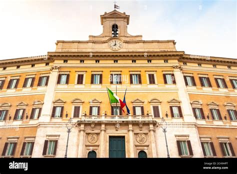 Palacio De Montecitorio Roma Italia Fotos E Imágenes De Stock Alamy