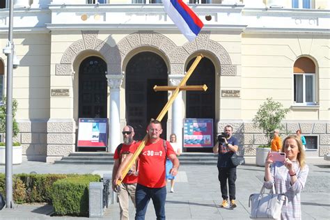 Dragoslav Inik Iz Gradi Ke Nose I Krst Na Le Ima Stigao Pje Ke U