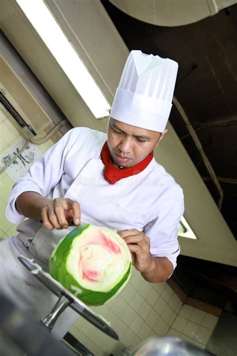 Cocinero Que Hace La Talla Foto De Archivo Imagen De Hotel 12958216