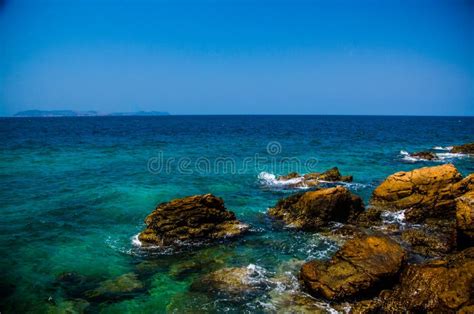 Ondas Do Oceano Se Quebrando Nas Rochas Da Costa Imagem De Stock