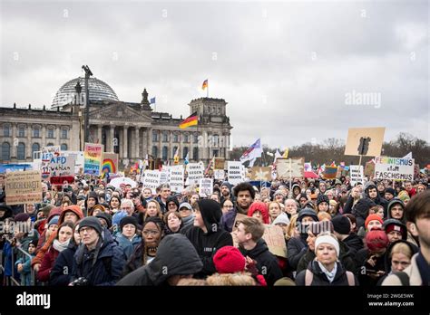 Teilnehmer Einer Demonstration Unter Dem Motto Aktionstag Hand In Hand