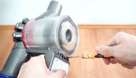 How to replace Dyson V8 battery? [4 Easy Steps]