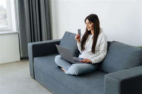 Mujer Bonita Joven Que Trabaja Con Computadora Port Til Y Tarjeta De