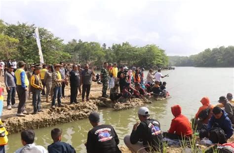 Bupati Sukabumi Mancing Bersama Warga Dalam Rangka Hari Bakti PU Ke 78