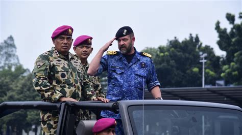 Foto Jenderal Perang Angkatan Laut Belanda Datangi Markas Sarang