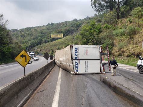 Caminh O Tomba E Bloqueia Rodovia Fern O Dias Em Mairipor